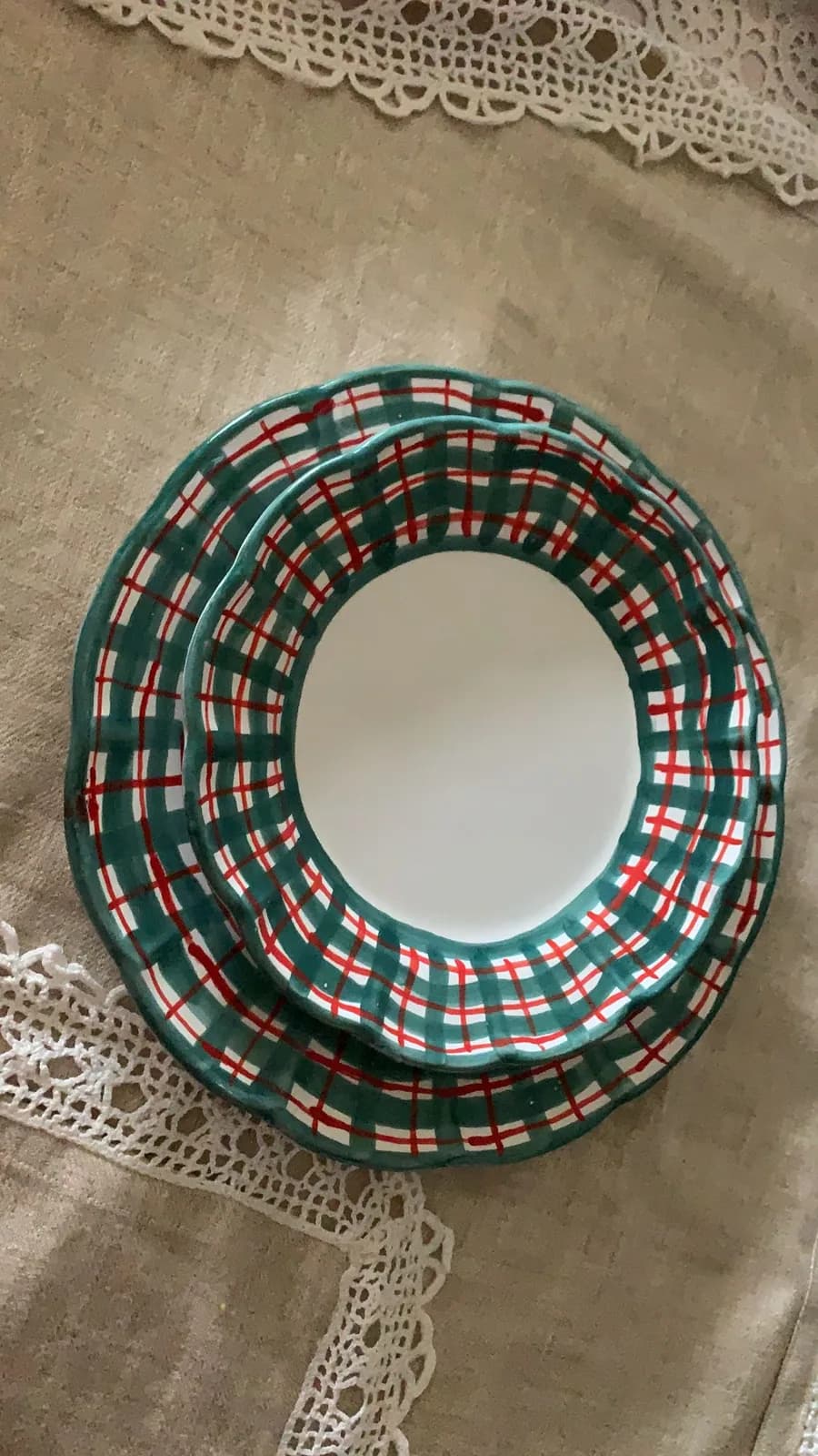 Un piatto della collezione Scottish visto dall'alto, con la tesa a quadri verdi e rossi.
