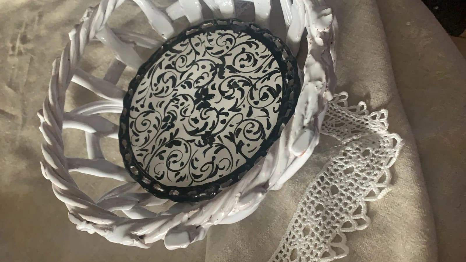Un piatto della collezione Black, con i girali neri su fondo bianco.