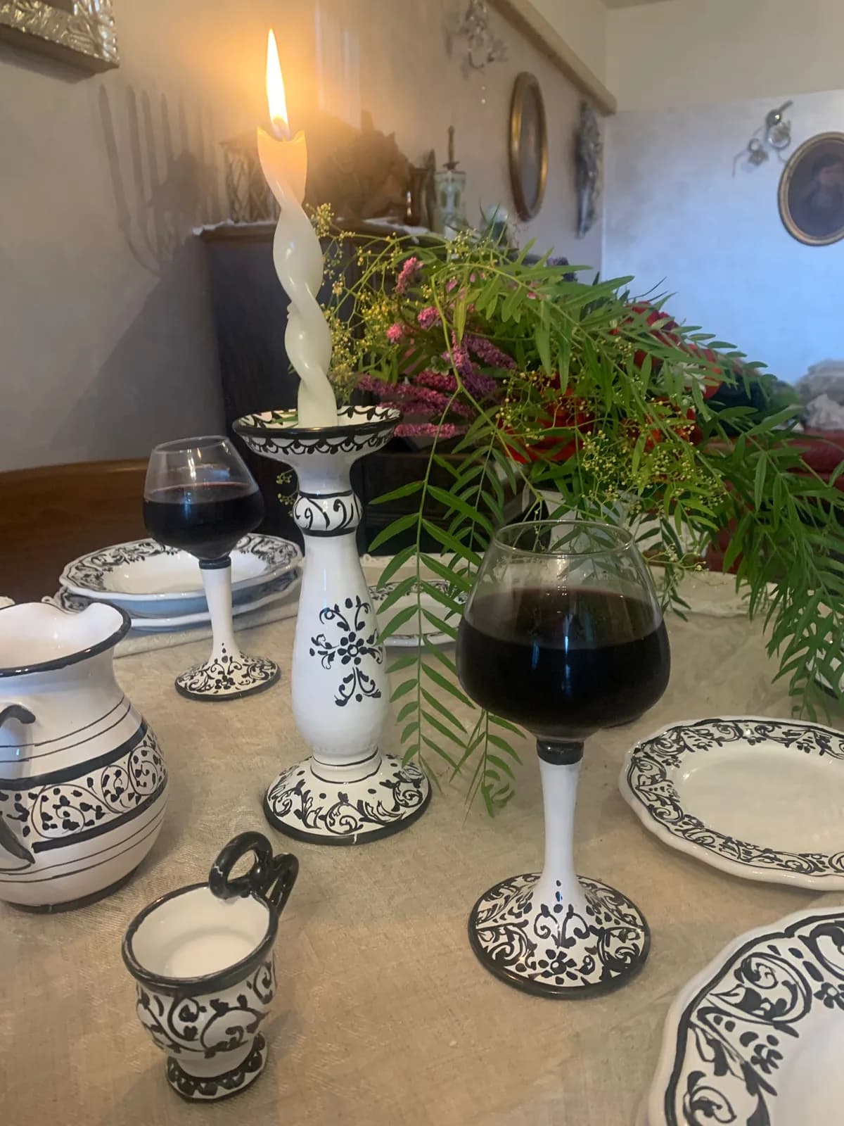 Il servizio Black apparecchiato, con i calici e i candelieri in tinta.