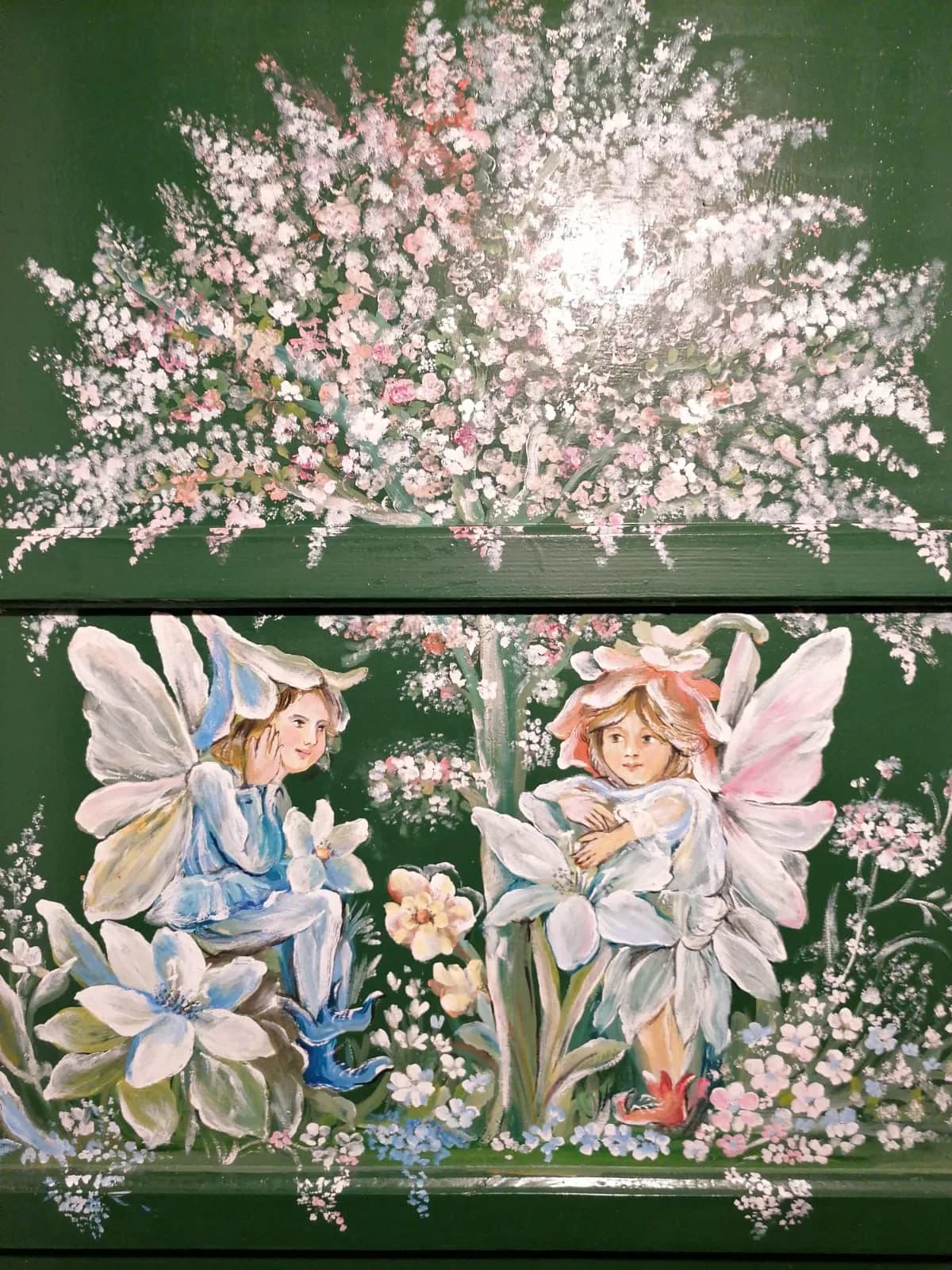 Fate e fiori dipinti su un fondo verde scuro, sopra una boiserie.
