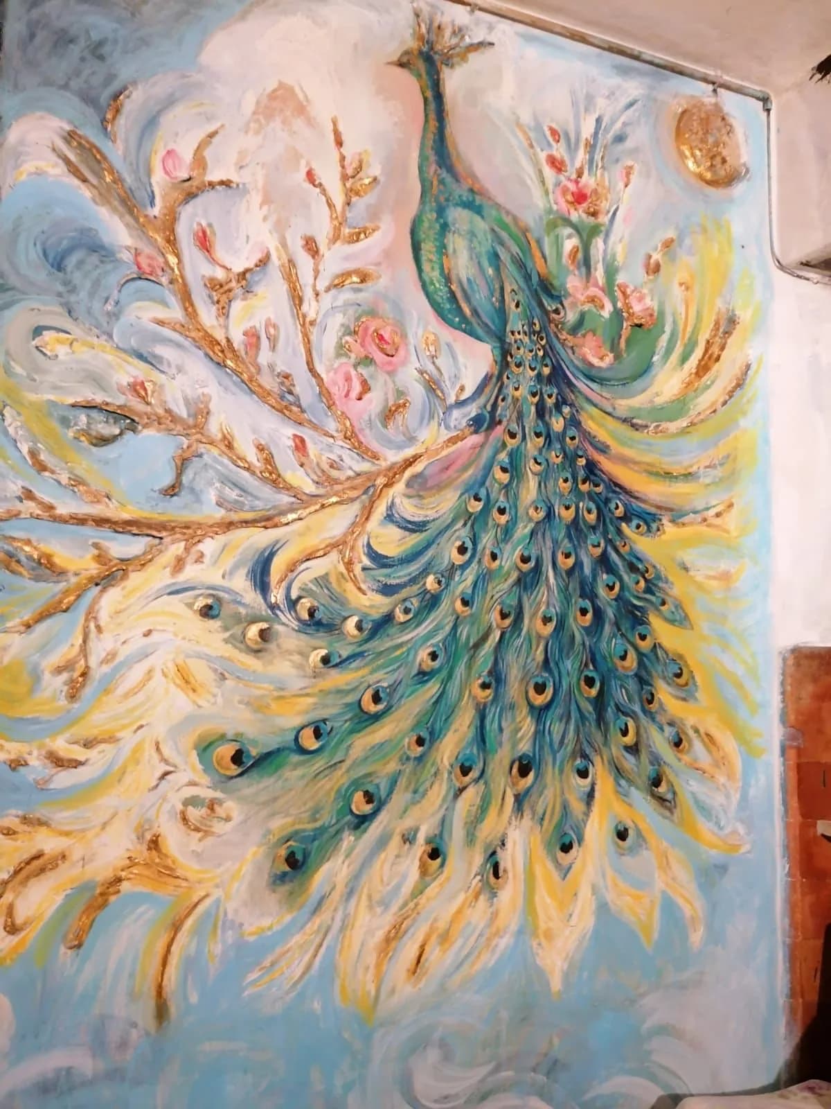 Particolare del pavone: le penne a rilievo con la foglia d'oro.