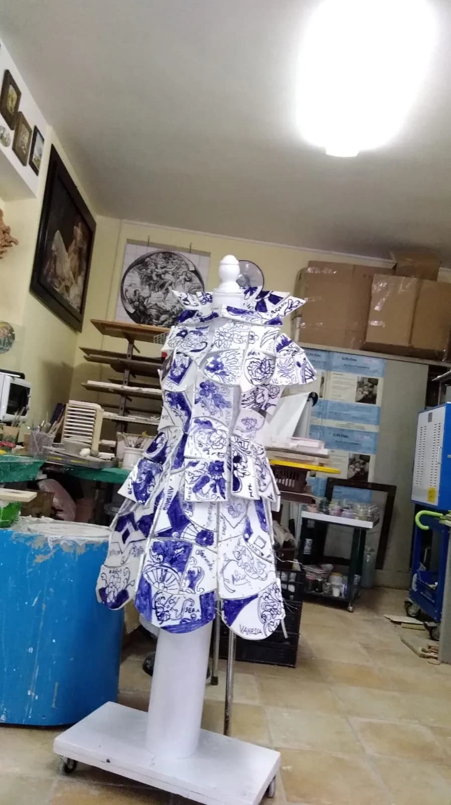 L'abito di cocci di maiolica montato sul manichino, visto di tre quarti.