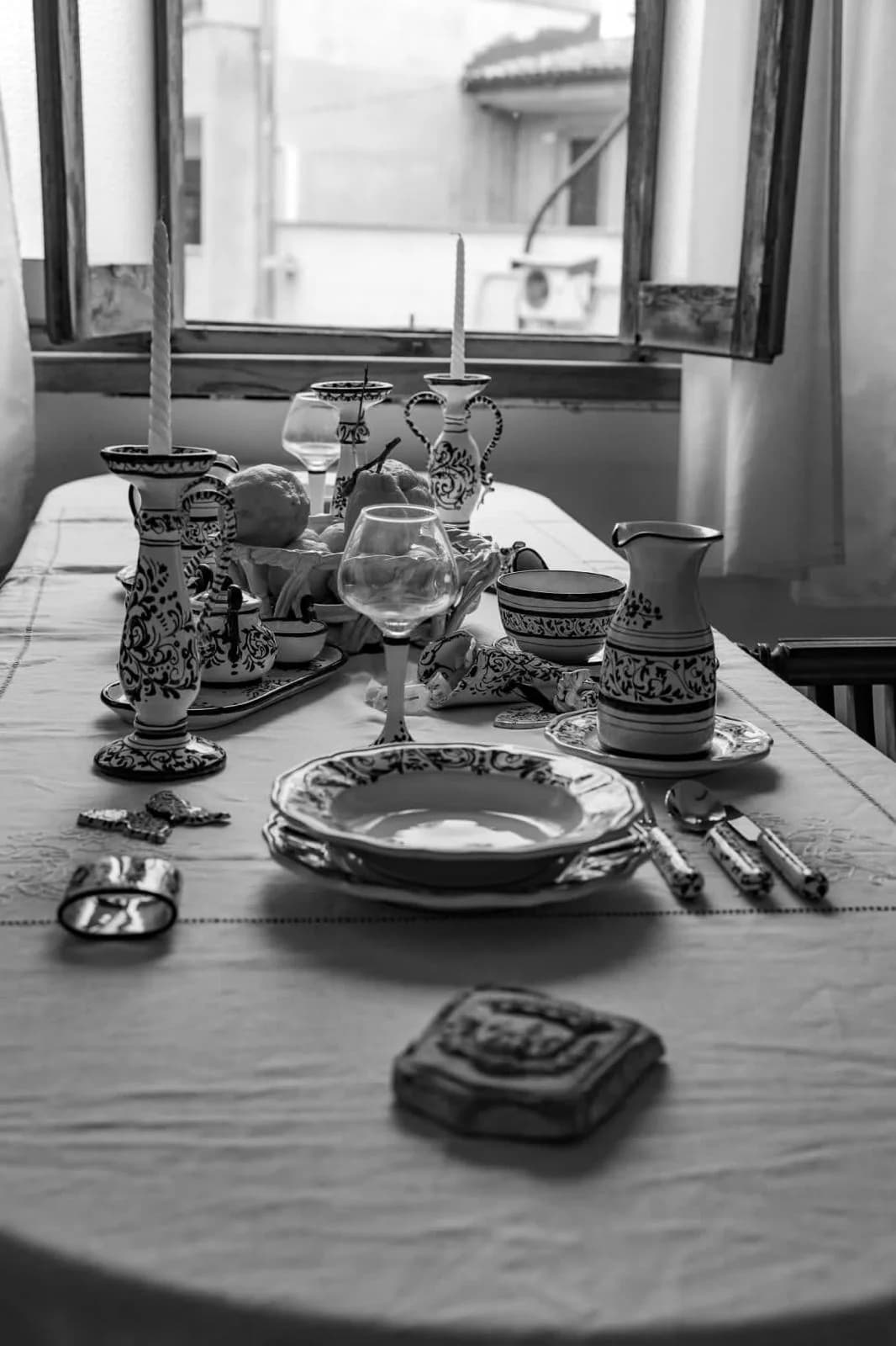 La tavola apparecchiata con il servizio dipinto a mano, in bianco e nero.