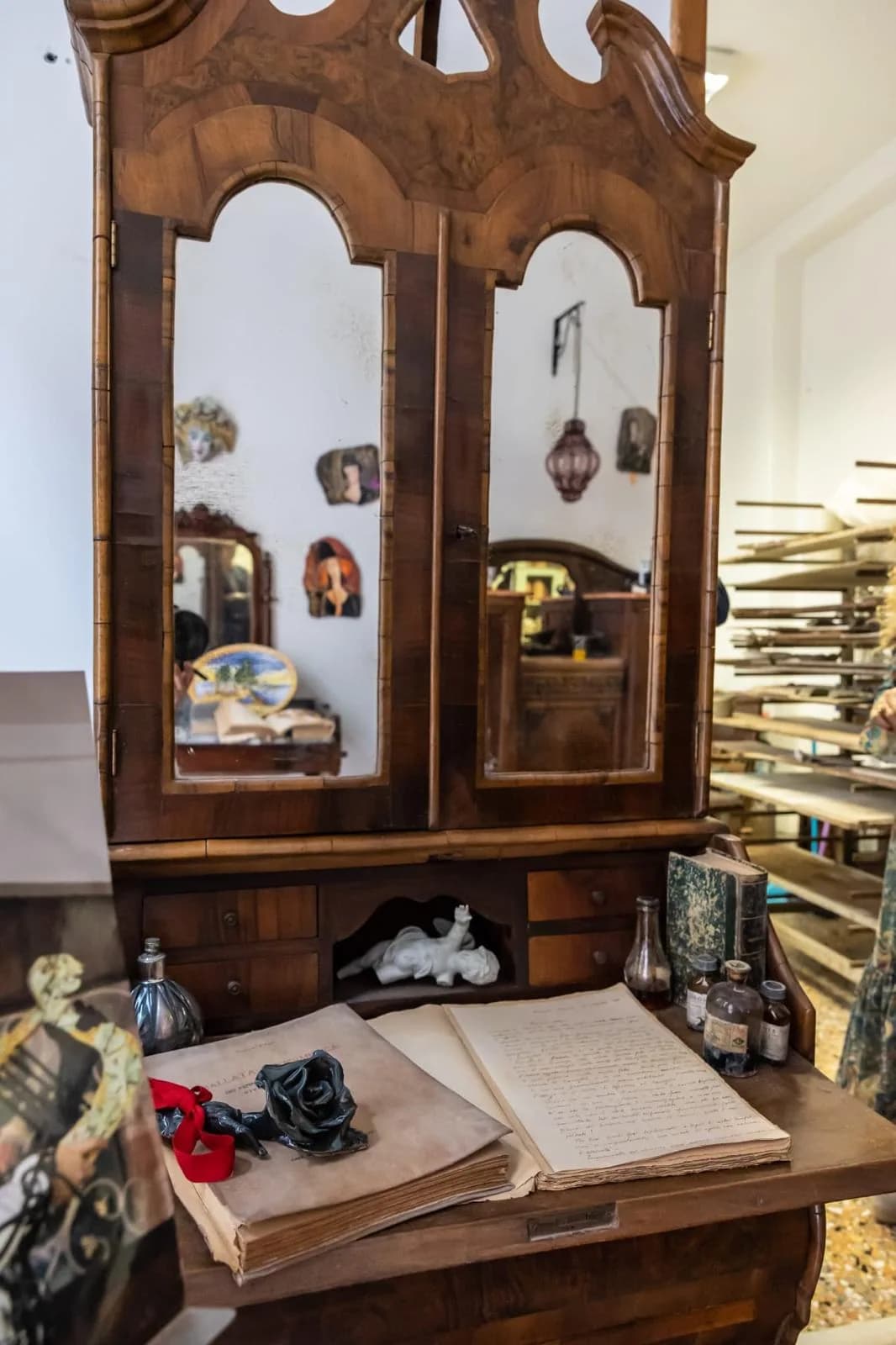 La vetrina dell'atelier, con i pezzi finiti e i colori.