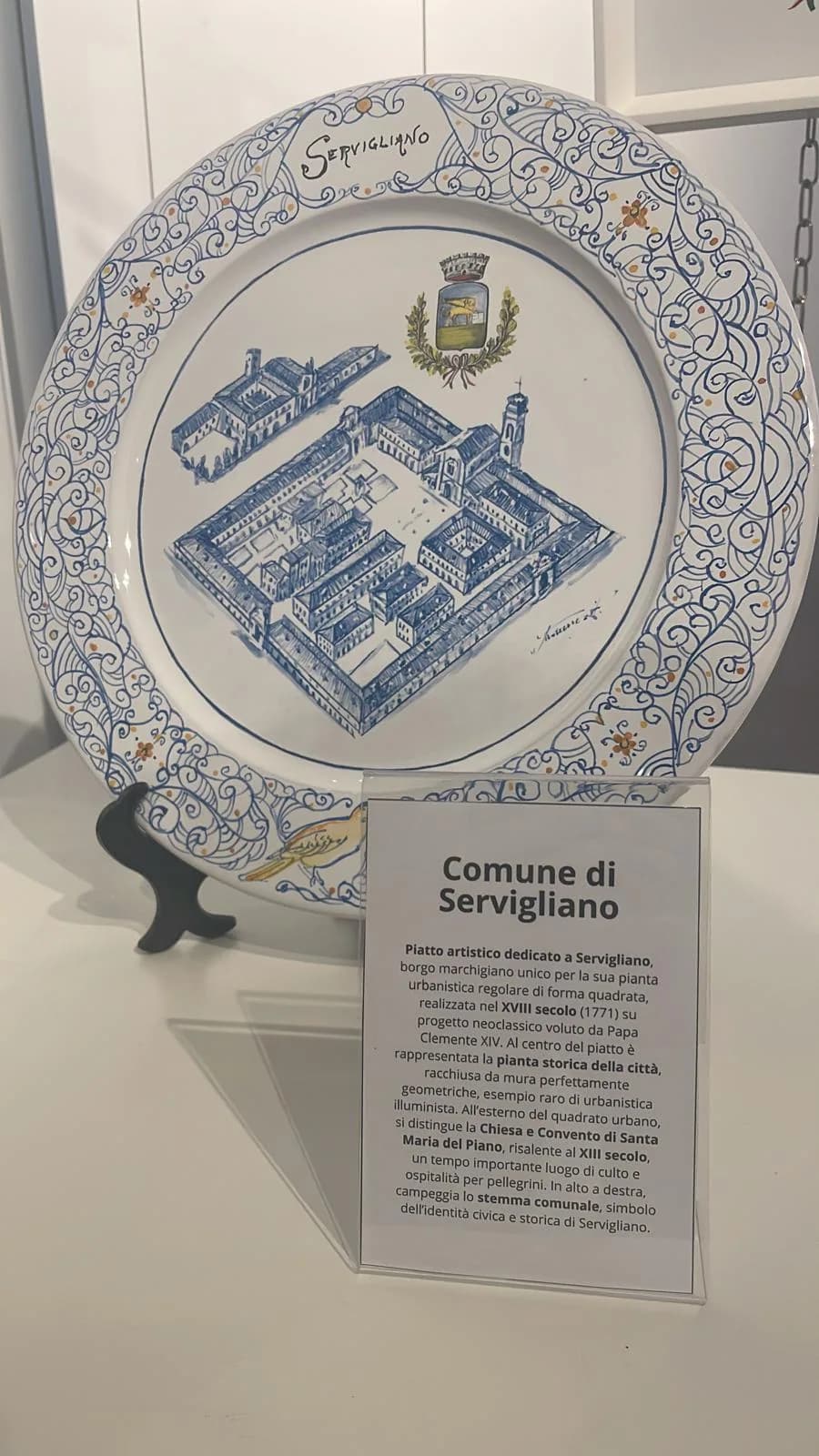 Il piatto dedicato al Comune di Servigliano accanto alla sua scheda.