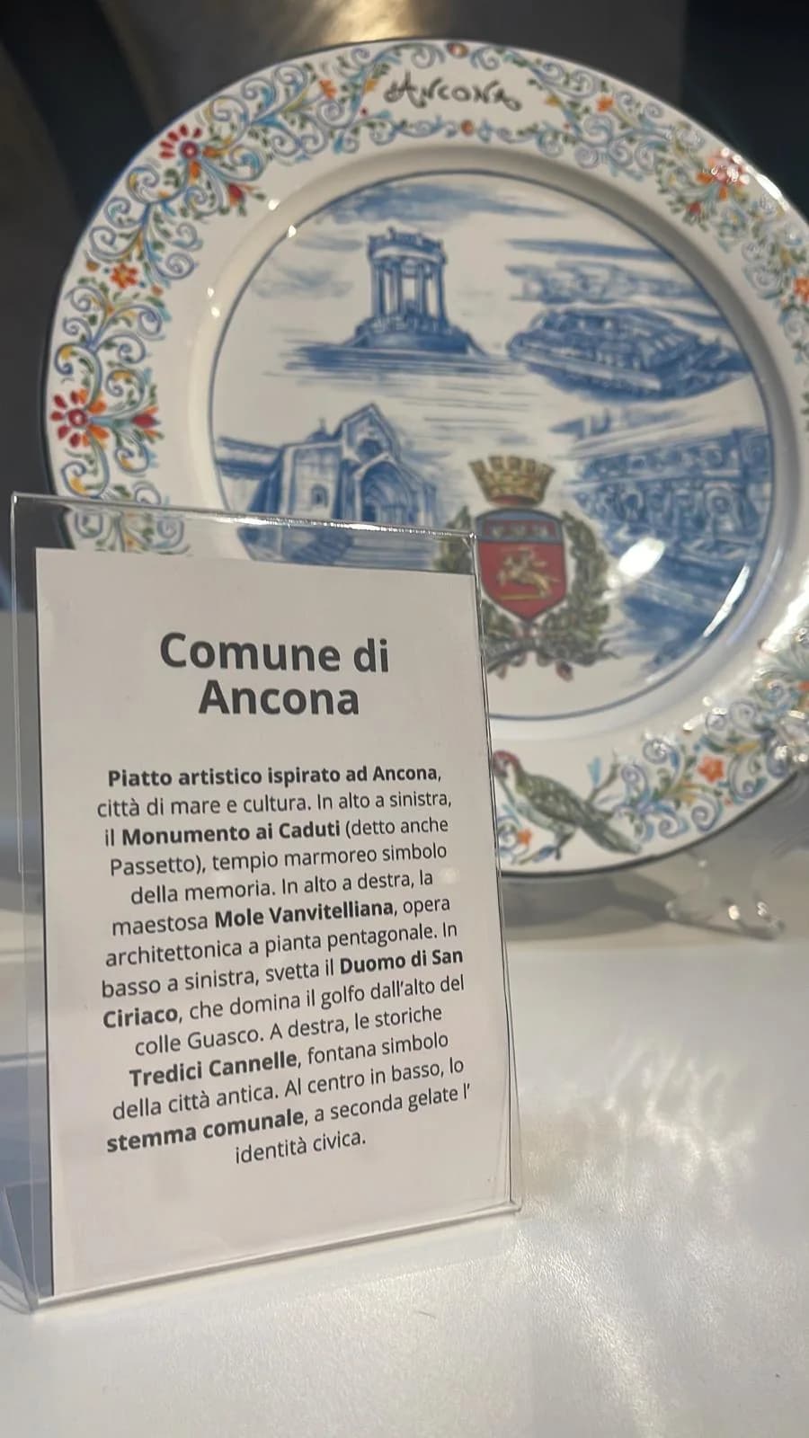 Il piatto dedicato ad Ancona con la scheda che ne descrive gli elementi.