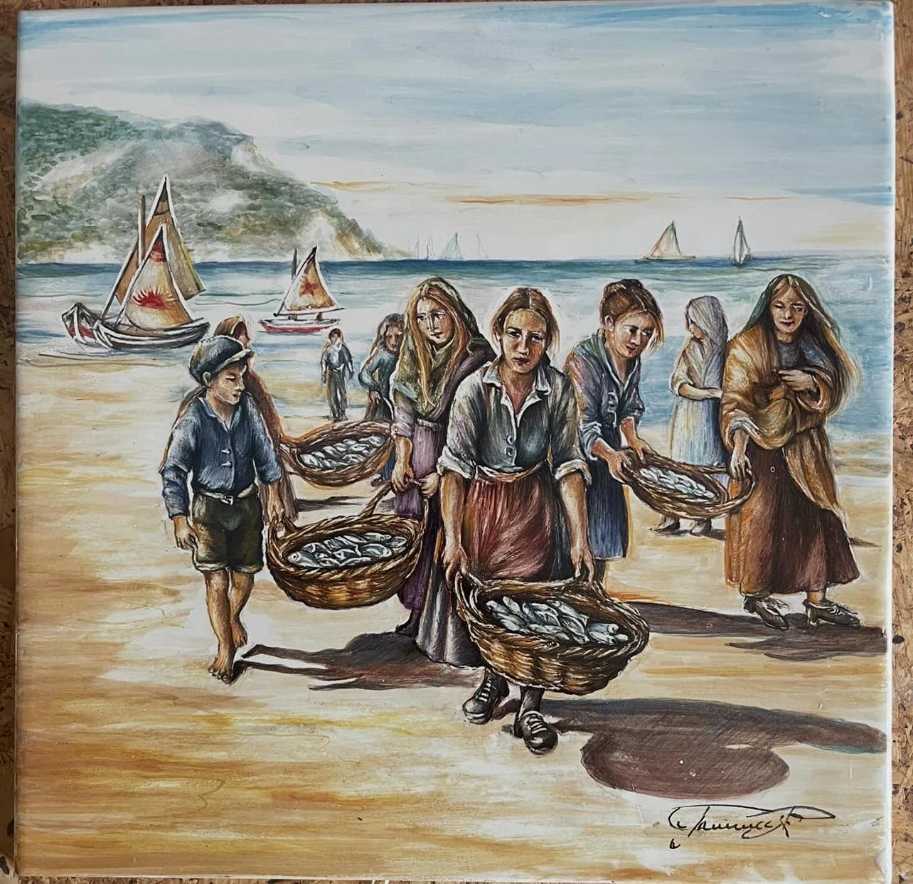 Pannello dipinto con le donne che portano le ceste sulla battigia.