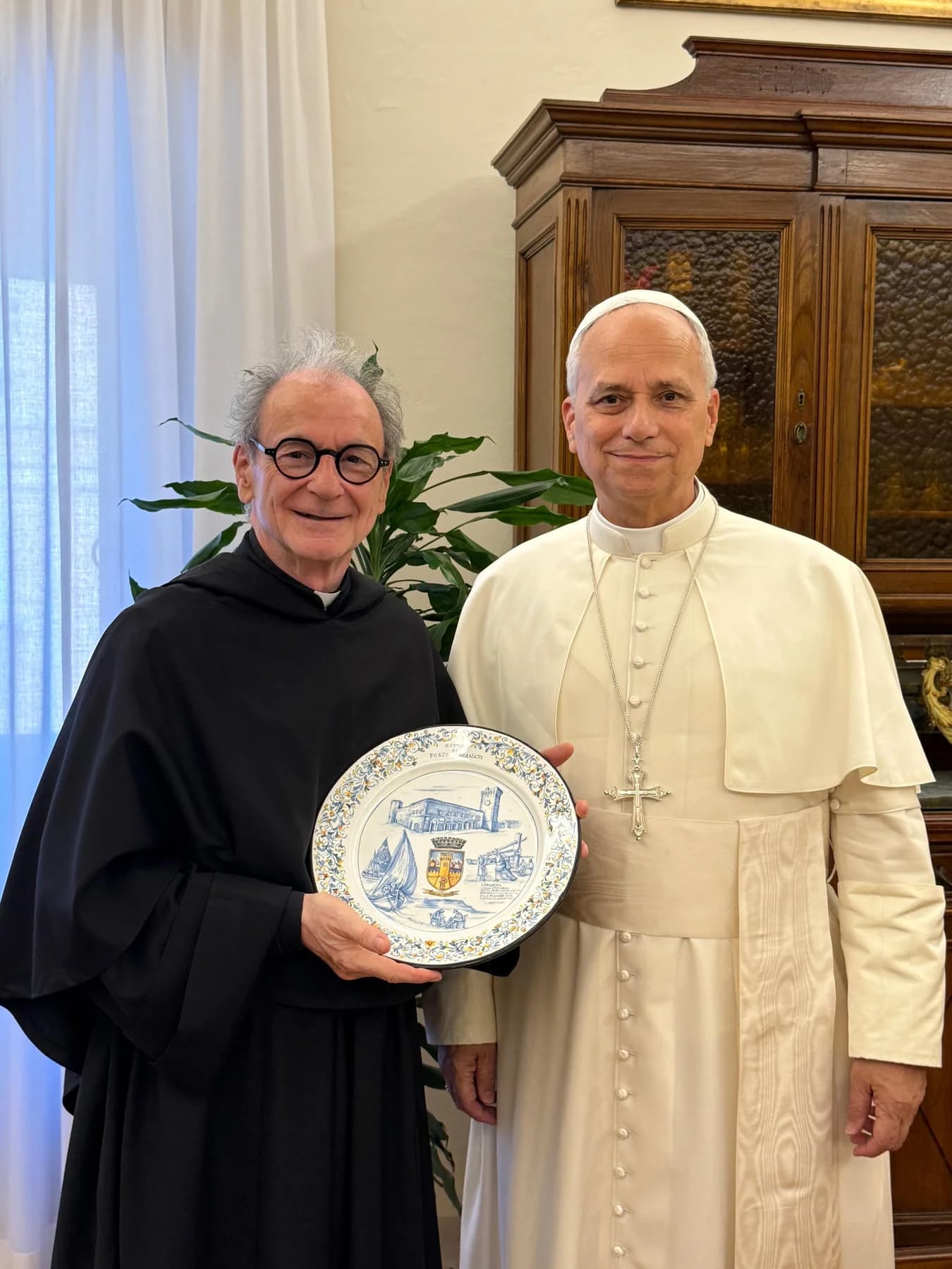 Papa Leone XIV accanto a un religioso agostiniano che regge il piatto in maiolica dedicato a Porto Recanati.