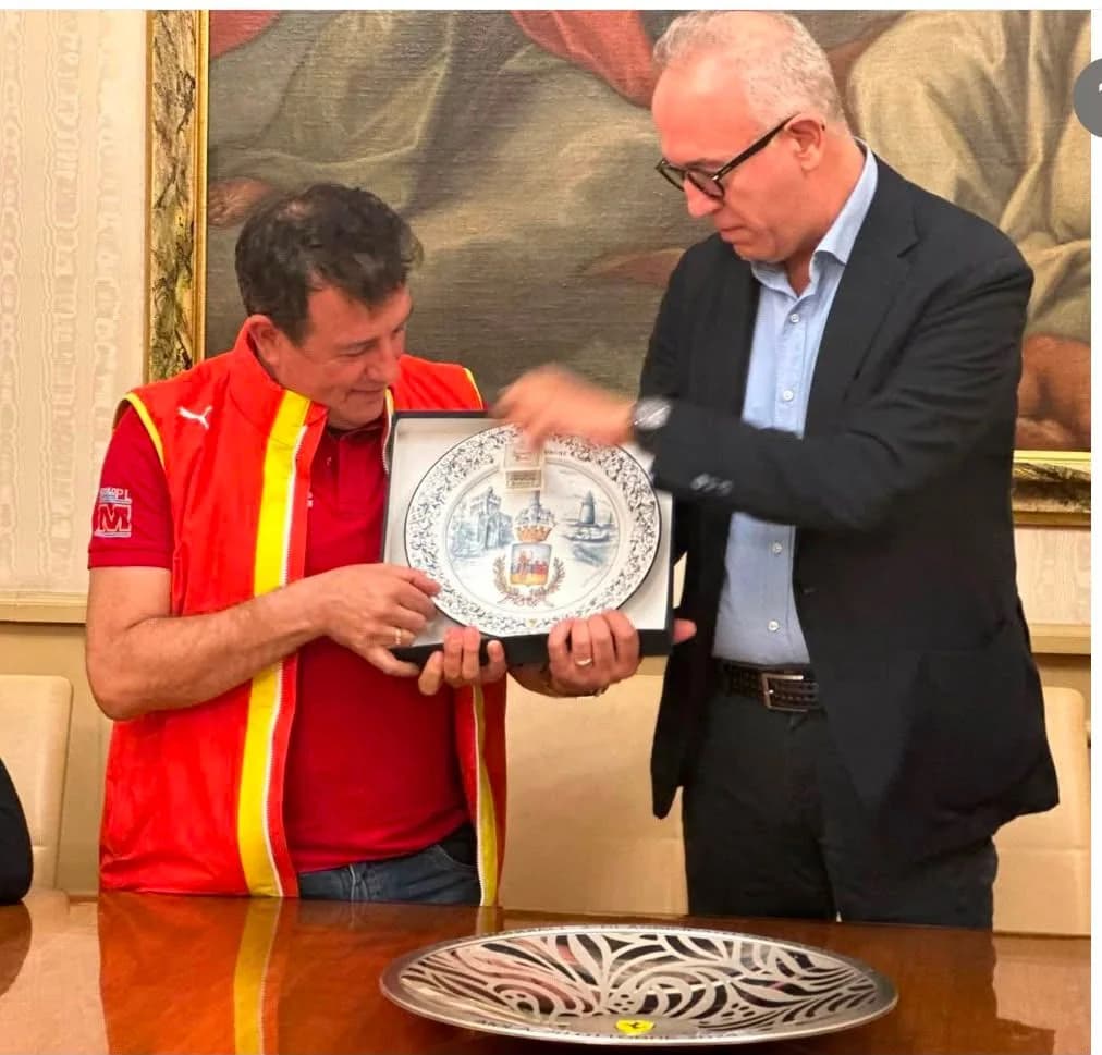 Il piatto consegnato a una persona in tuta sportiva rossa e gialla.