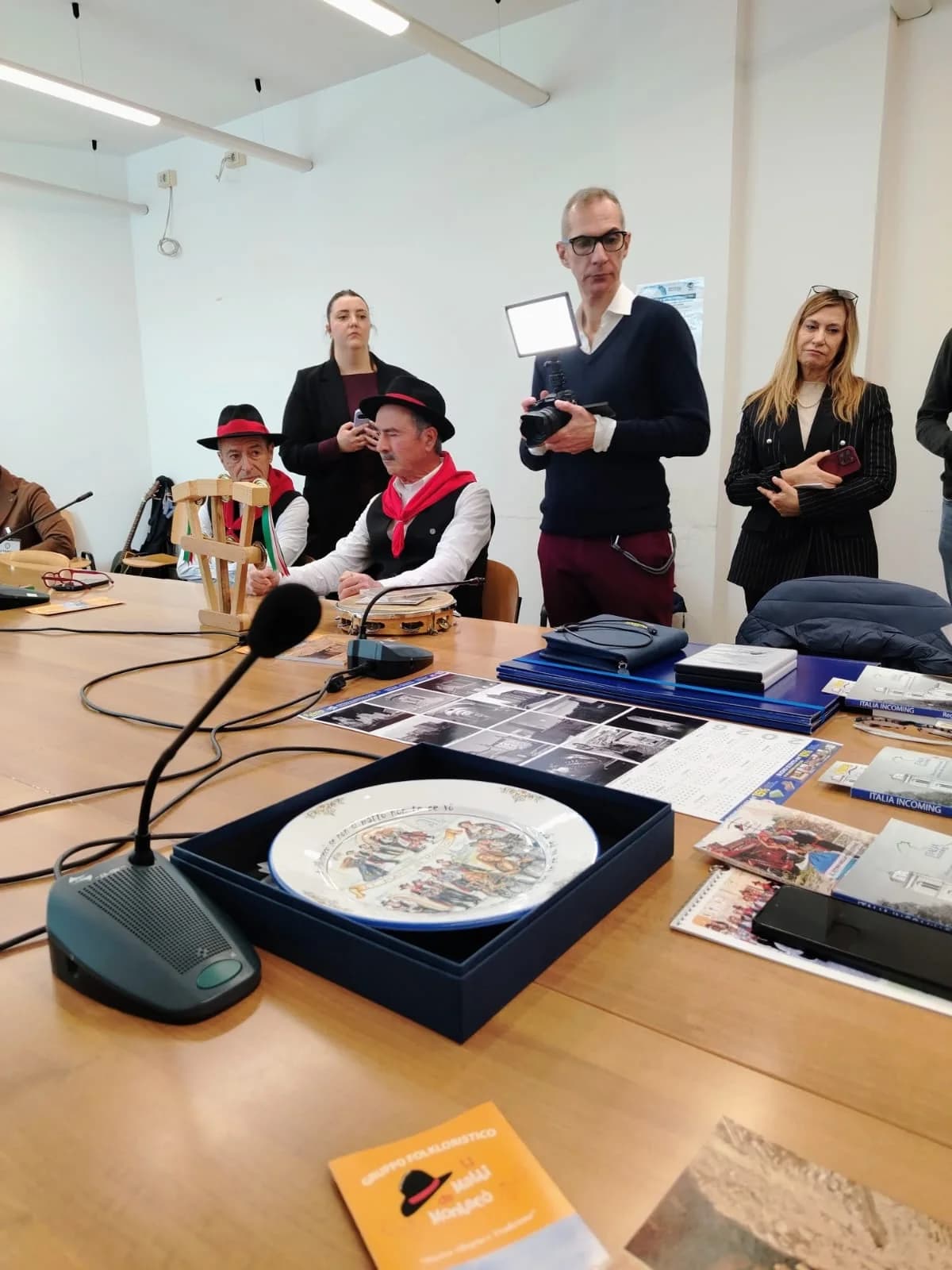 Il piatto in maiolica dentro il cofanetto blu, sul tavolo della sala conferenze, fra microfoni e cartelle stampa.