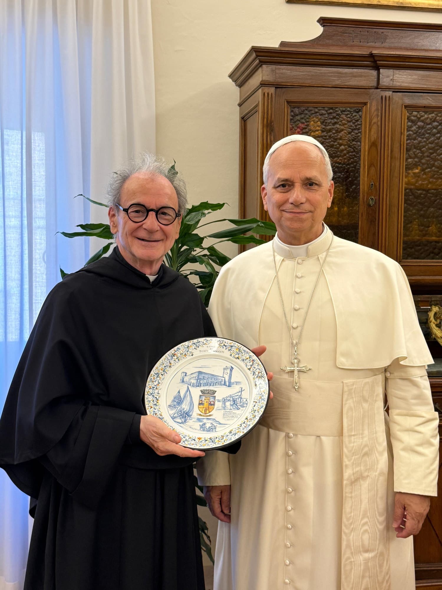Papa Leone XIV accanto a un religioso agostiniano che regge il piatto in maiolica dedicato a Porto Recanati.