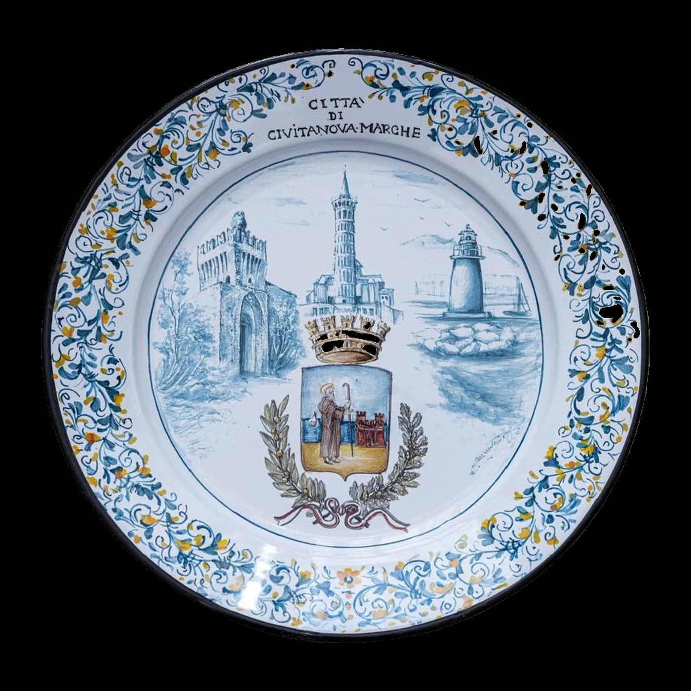 Piatto in maiolica dedicato a Civitanova Marche, con il faro, la torre e lo stemma comunale dentro una cornice a girali blu.