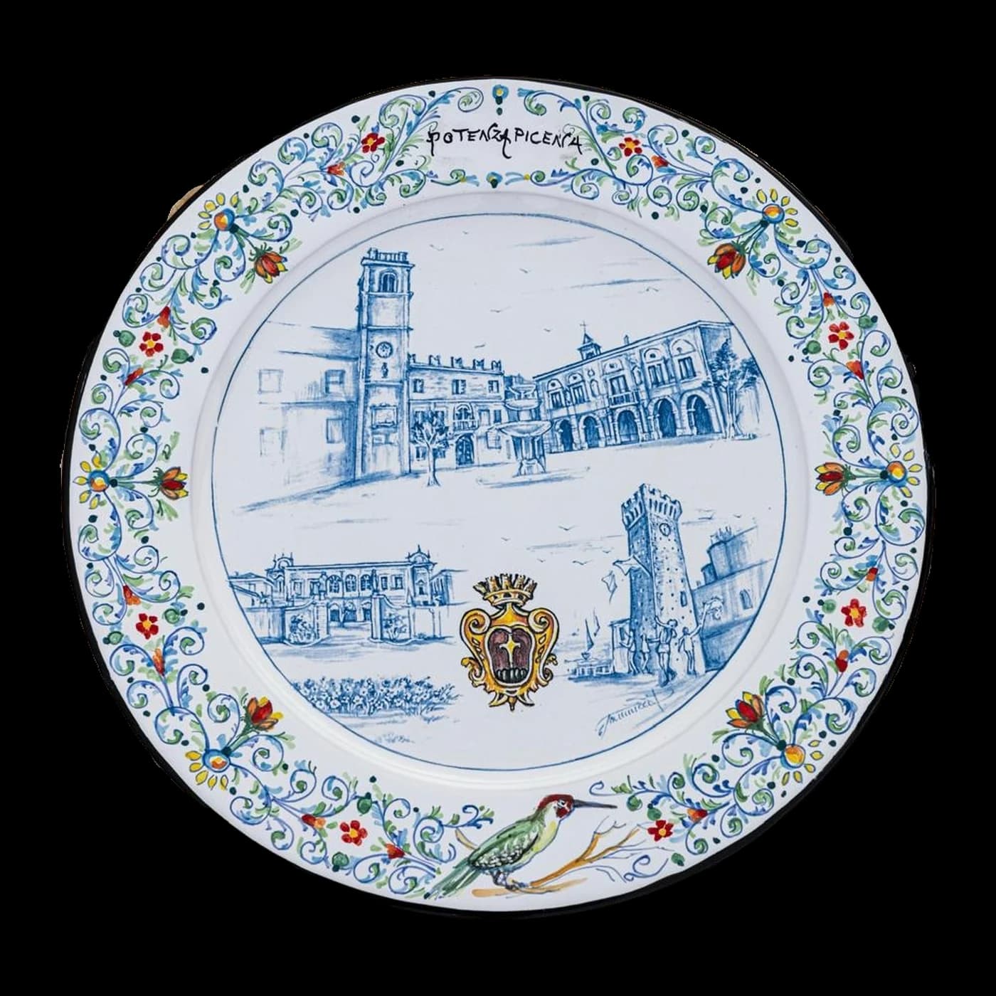 Piatto in maiolica dedicato a Potenza Picena, con il palazzo comunale, la torre civica, la loggia e lo stemma della città.