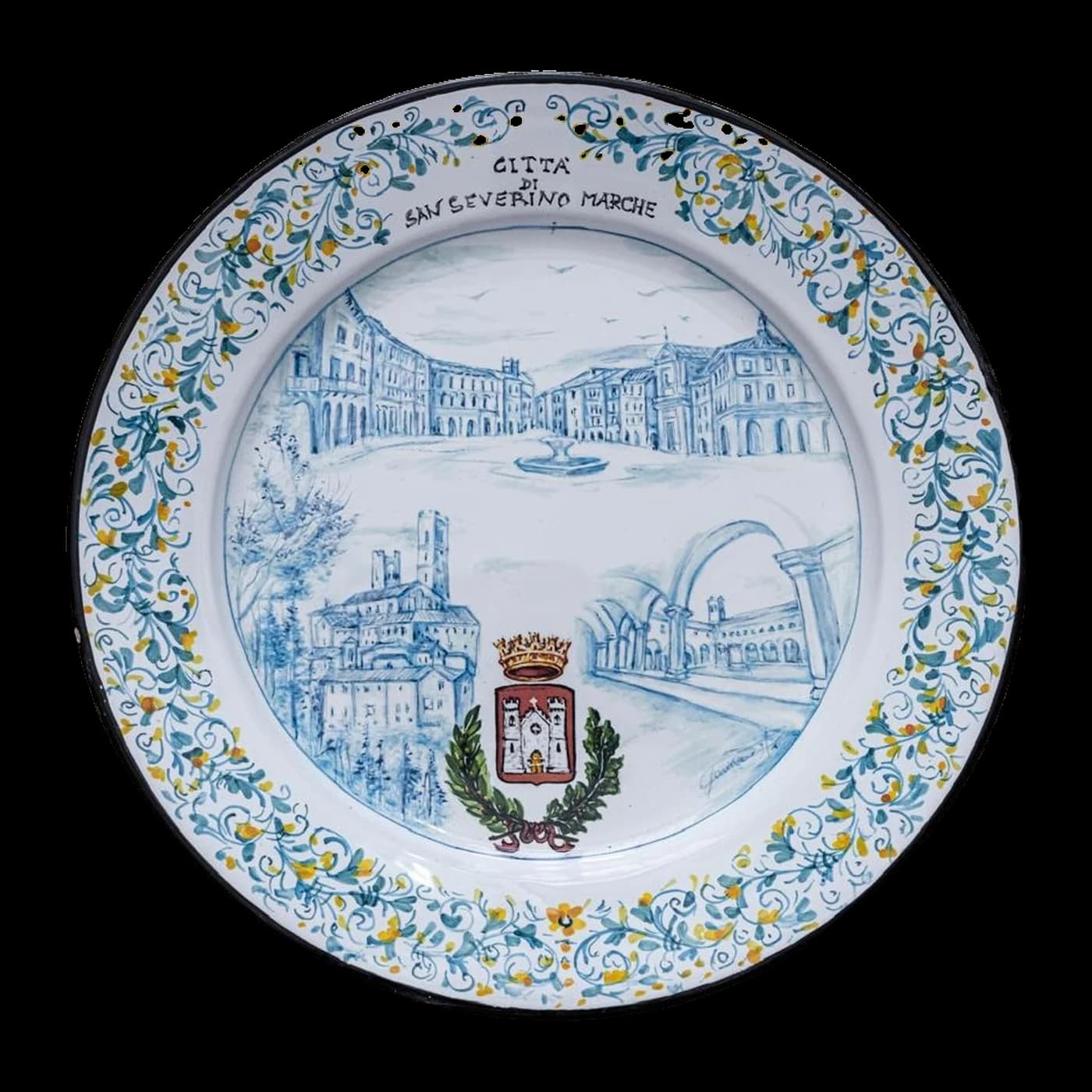 Piatto in maiolica dedicato a San Severino Marche, con la piazza allungata, i portici e lo stemma comunale.